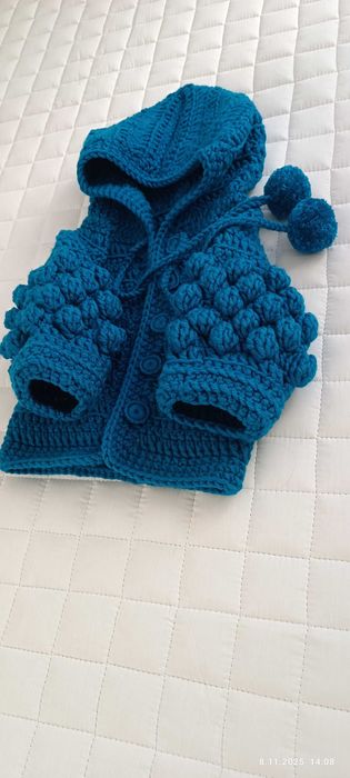 Sweterek dla niemowlaka, rękodzieło, bubbles, pompony, kaptur