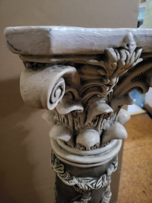 Coluna romana com figuras