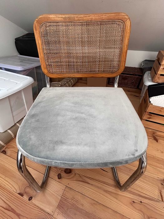 Cadeira vintage, encosto em cana, assento em veludo azul-cinza