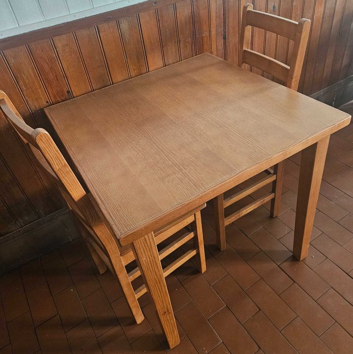 Conjunto Mesa Quadrada + 2 Cadeiras em Madeira – Restauração / Cozinha