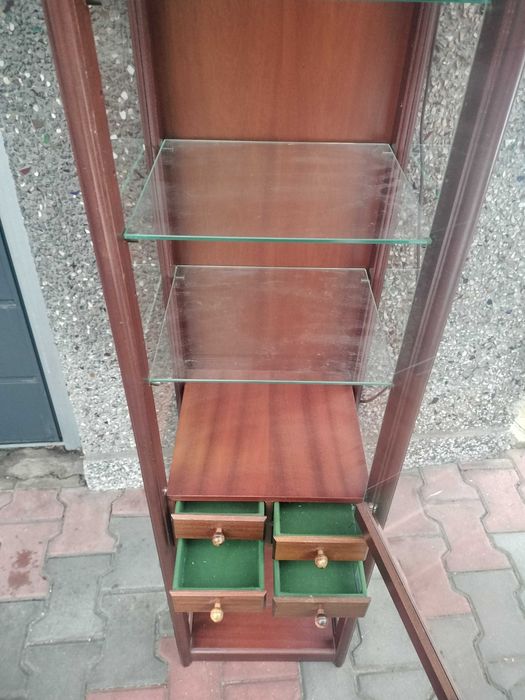 zegar stojący z witryną