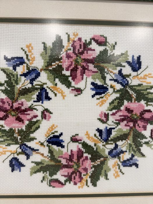 Par de Quadros em Ponto Cruz Artesanal – Grinaldas Florais – Bordados à Mão