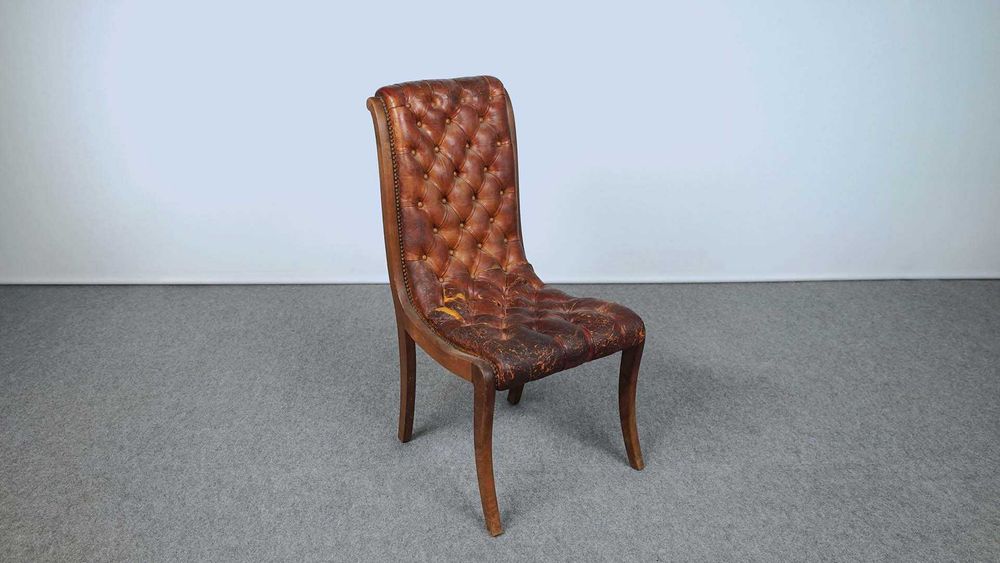 Cadeira encosto alto em pele com acabamento capitoné