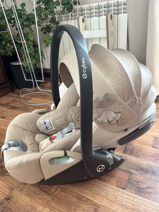 Fotelik Cybex Cloud T i-size Simply Flowers beżowy