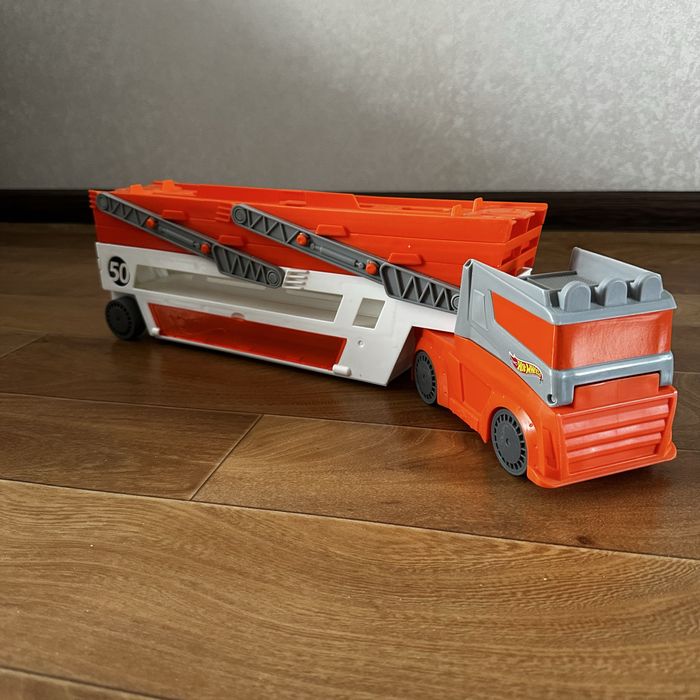 Машинка Hot Wheels Action Мега-транспортер