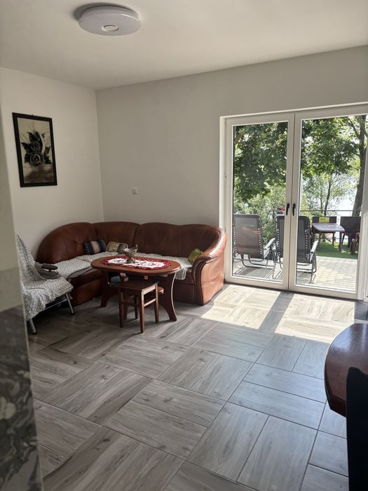 wynajem domku nad jeziorem z plażą i pomostem