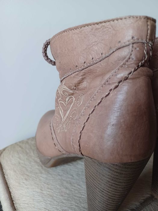 Botins de salto alto