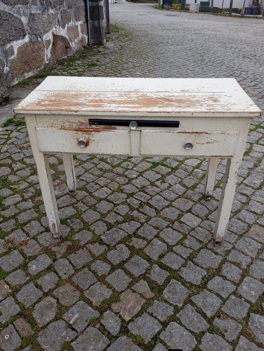 Vendo esta mesa muita bonita bom estado