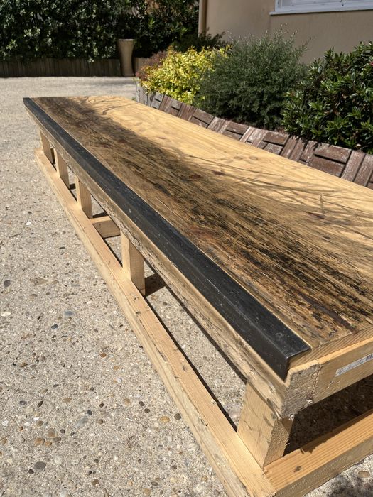 Skate grind - slide ledge / curb / box