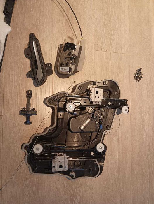 Тесла модел 3 двері праві передня і задня