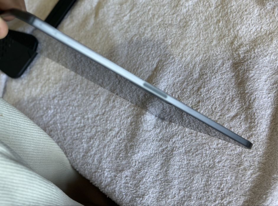 Selling an 11-inch iPad Pro powered by the ultra-fast M4 chip (latest model), featuring 256GB of storage and Wi-Fi connectivity.