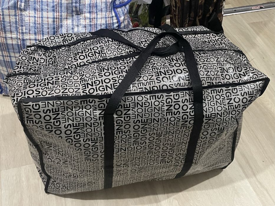 Сумка с разными вещами с секонда