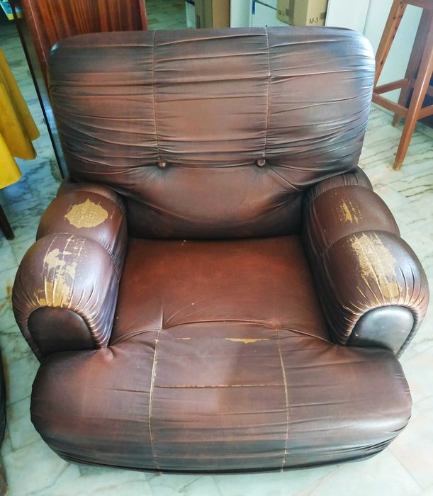 sofás castanhos, em napa