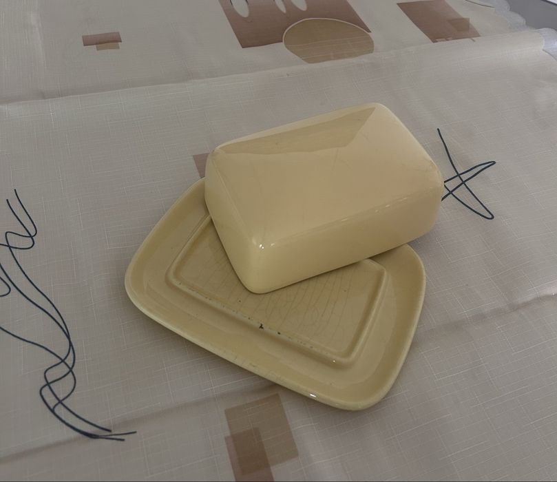 Manteigueira amarela de cerâmica