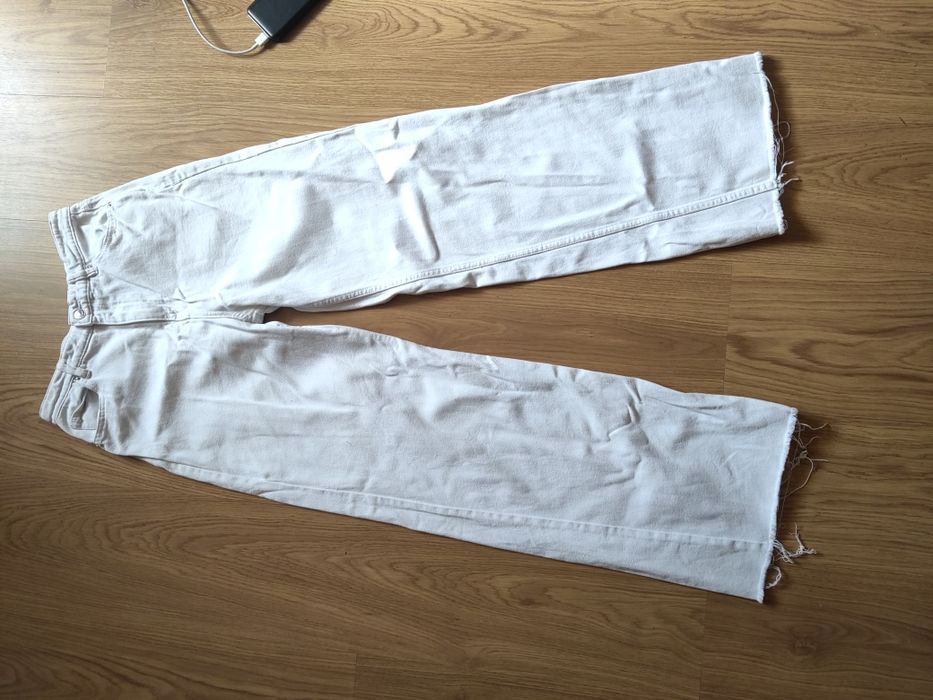 Białe jeansowe dzwony