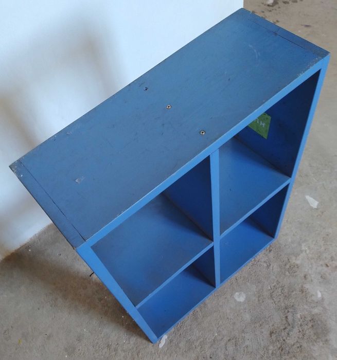 Estante azul de parede