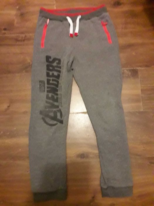 spodnie dresowe avengers