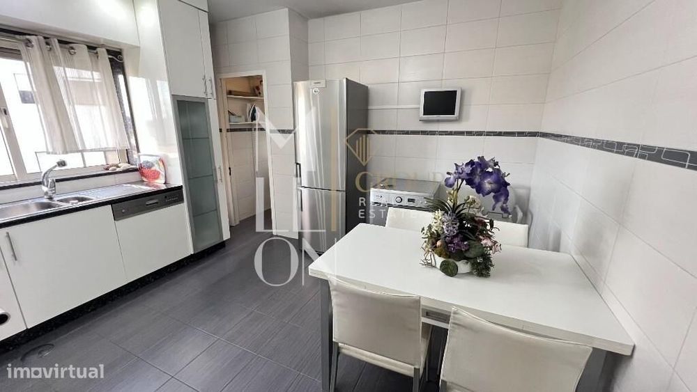 Apartamento T2 com 124m2 e lugar de garagem