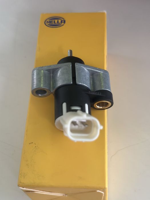 На датчик импульсов положения коленвала HELLA  артикул 6PU 013 122-321