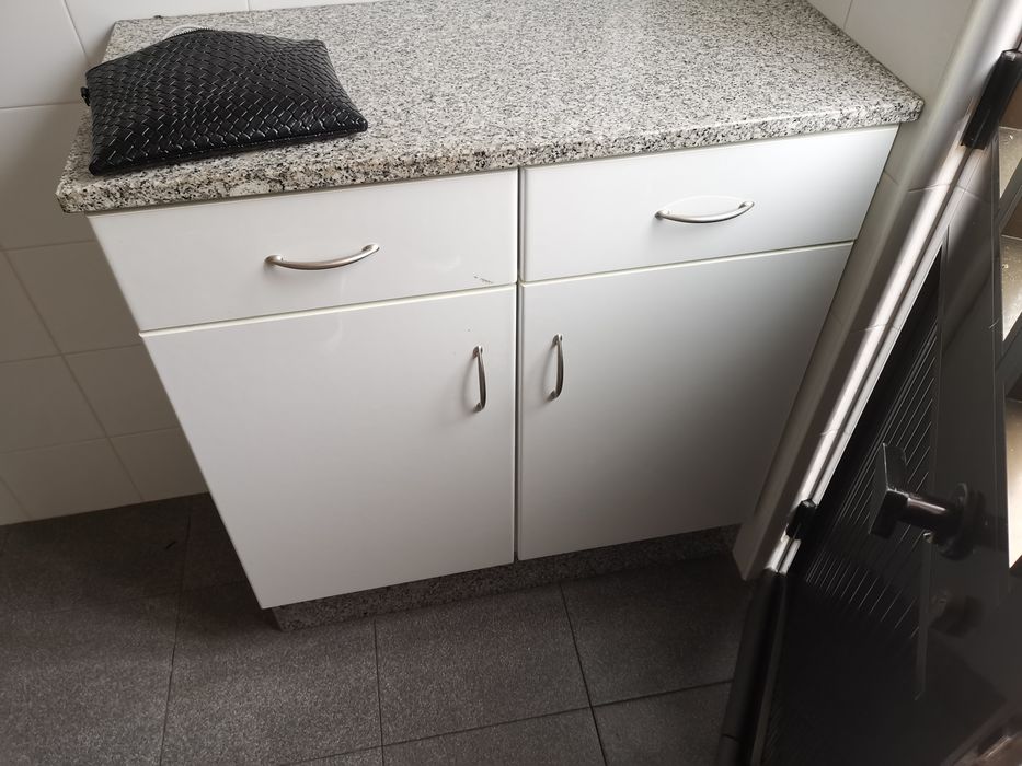 Mobiliário de cozinha e casa de banho