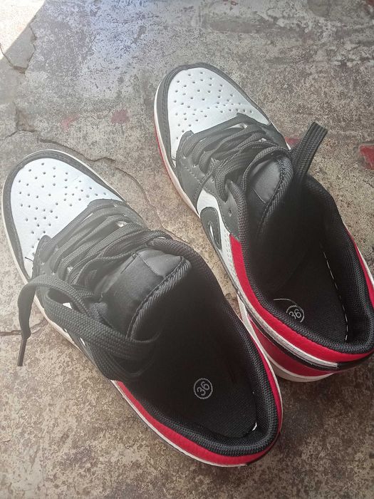 Дитячі кросівки.