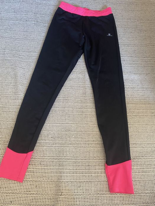 leggings pretas e rosa da decathlon