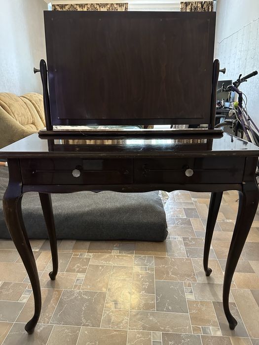 Продам туалетный дамский столик с зеркалом Румыния 1960 года