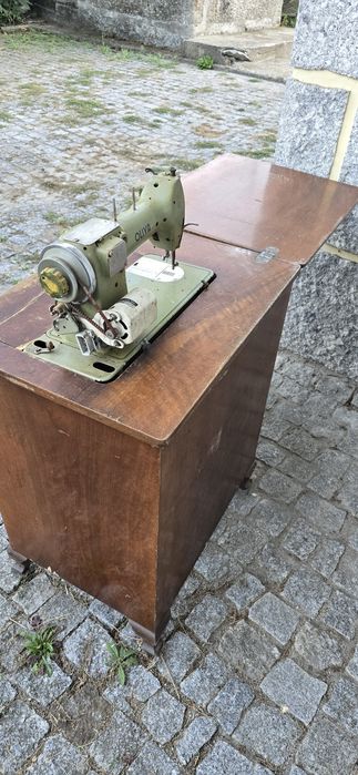 Maquina de costura com mesa