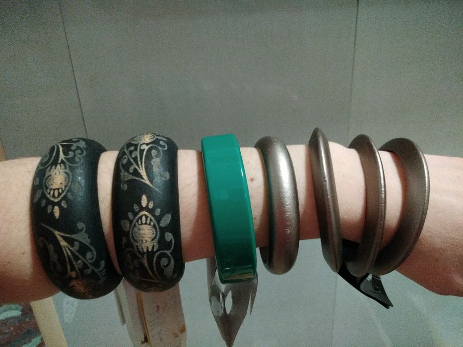 Браслеты, серьги, бусы, бижутерия