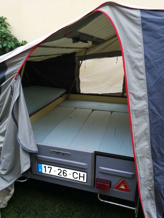 Auto tenda com cozinha há parte