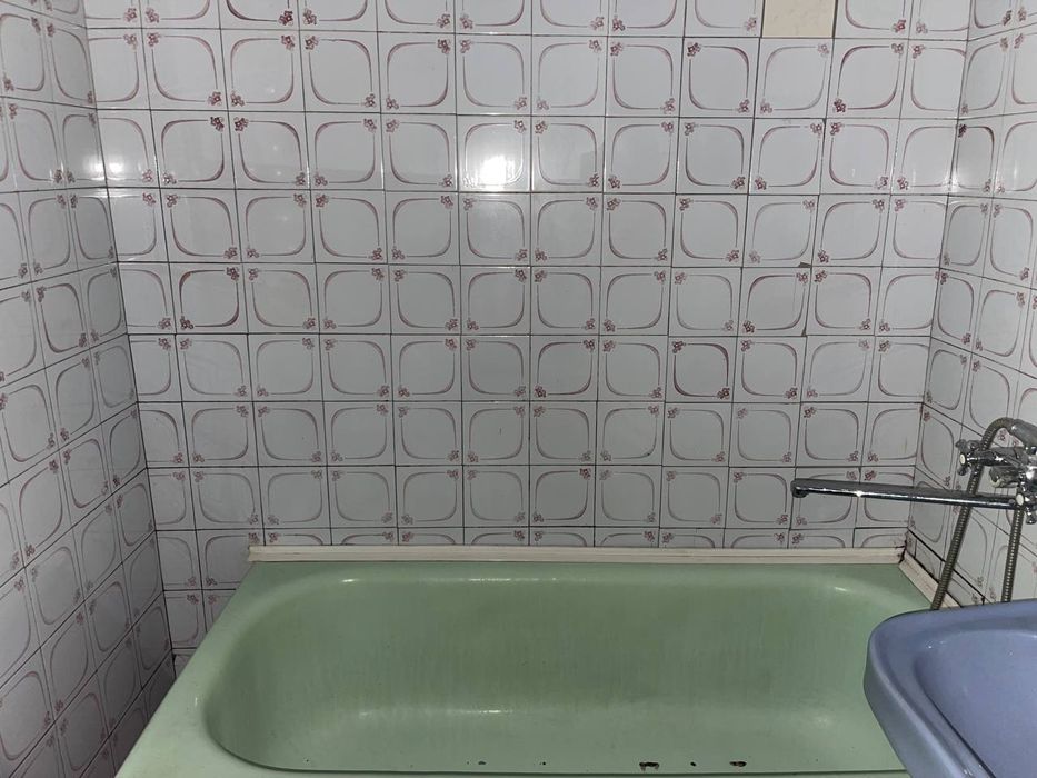 Оренда квартири  в місті Херсон . Перший поверх . Опалення працює .