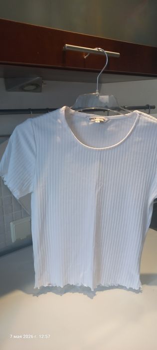 t-shirt o kroju slim fit z dodatkiem wiskozy, model 'EMMA' - biały