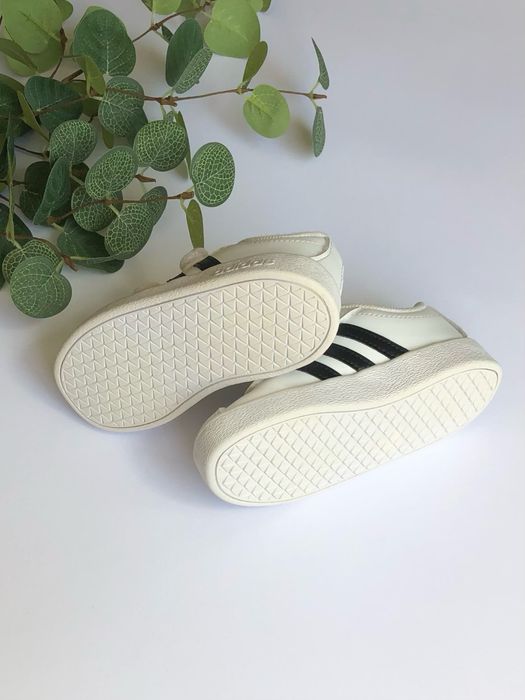 Кросівки Adidas Адідас Розмір 23 (US 6,5)