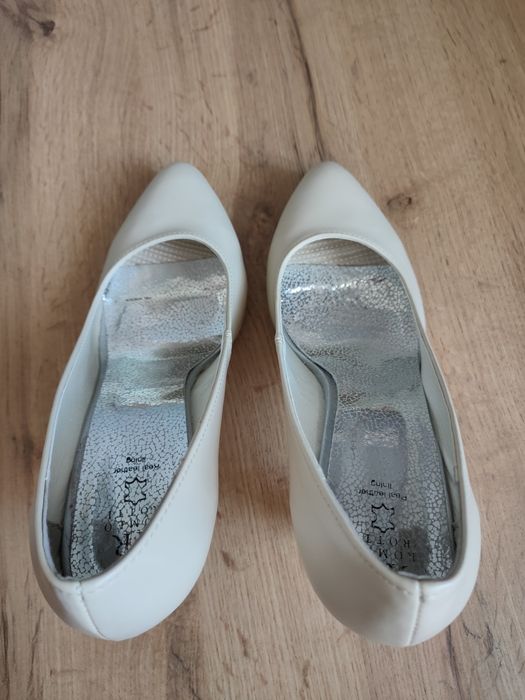 Beżowe czółenka na obcasie