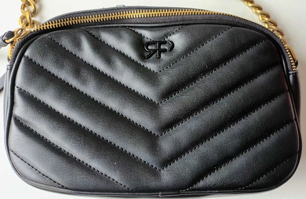 Bolsa de senhora tiracolo cor preto - quase sem uso mas em bom estado.