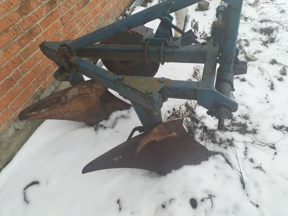 Pług ciągnikowy dwuskibow . Osobisty odbiór do sprzedania. Stan dobry.