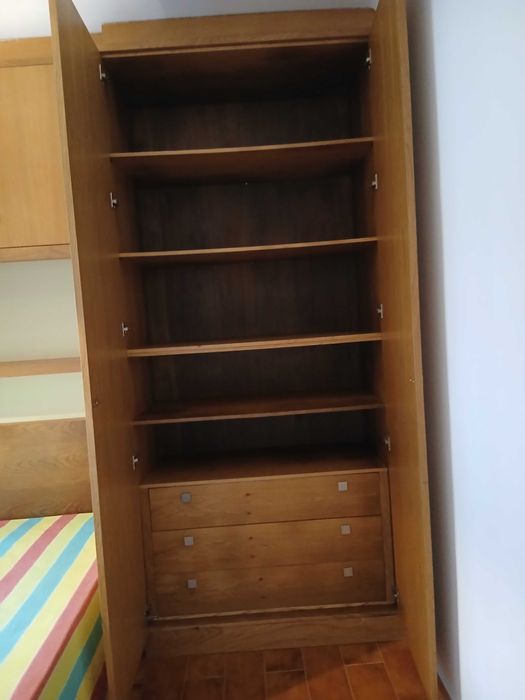Conjunto e mobília de quarto completo: roupeiro e gavetas
