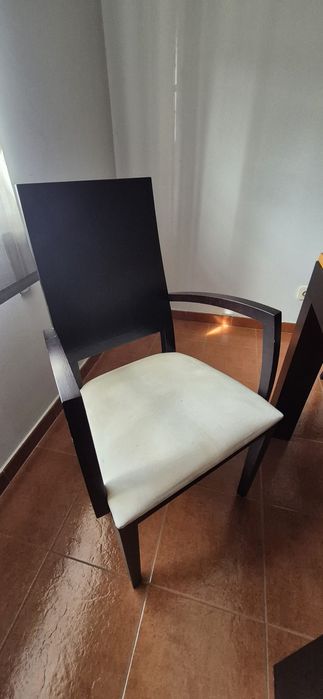 Mesa extensível fabricada em Paços de Ferreira,  de madeira maciça