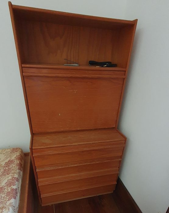 Cama de solteiro em madeira maciça