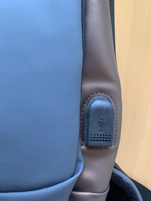 Mochila pequena de viagem com power bank