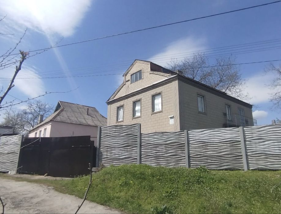 Продається 2-поверховий будинок 198 м² з ділянкою, гараж