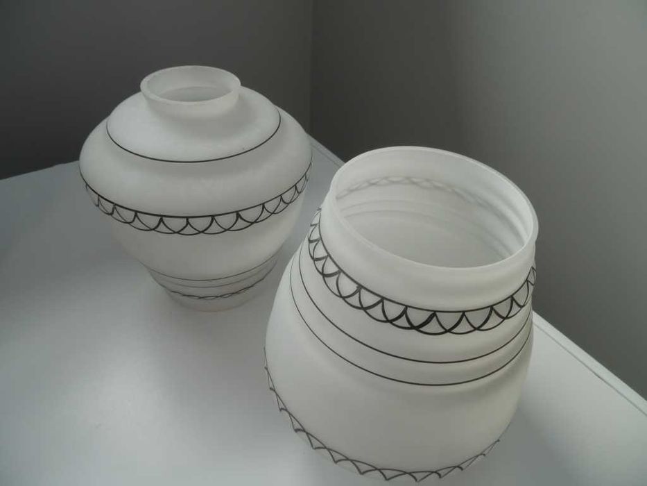 Abajures/globo em vidro branco duplo opalino com pintura – Anos 50