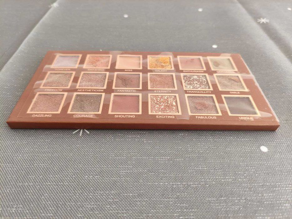 Cienie do powiek, 18 kolorów, nowe
