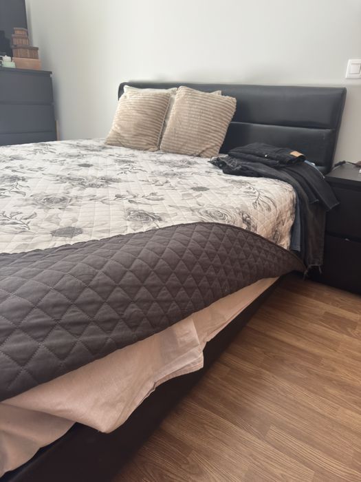 Cama + Colchão + Mesa de Cabeceira
