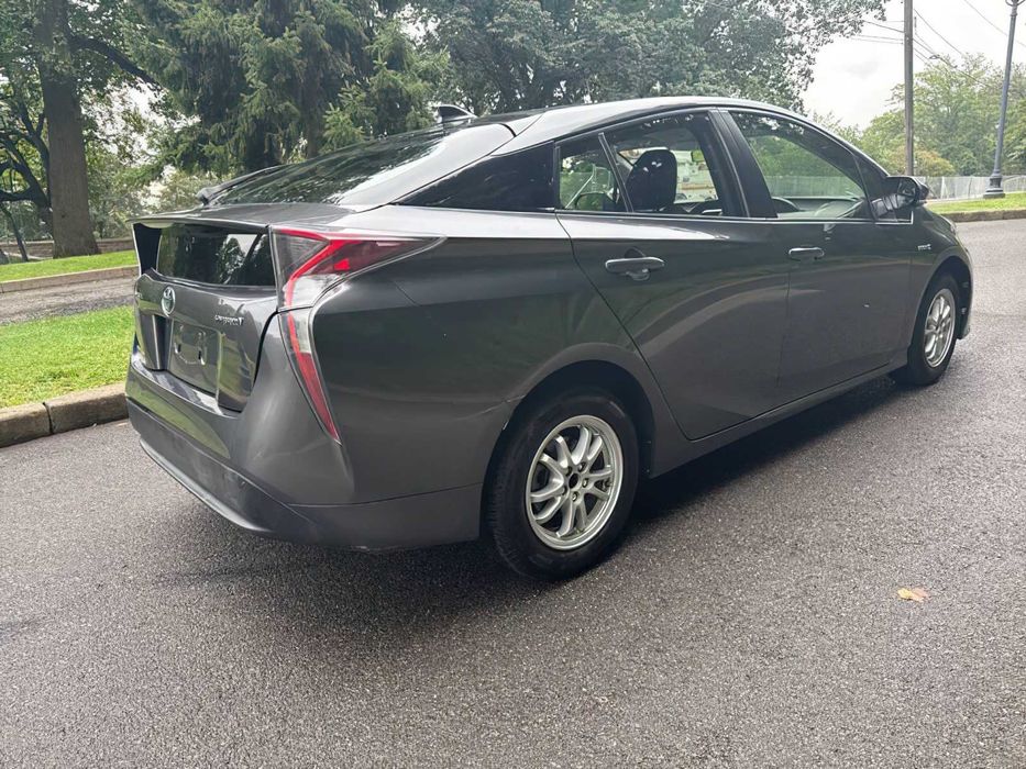 Toyota Prius      2016