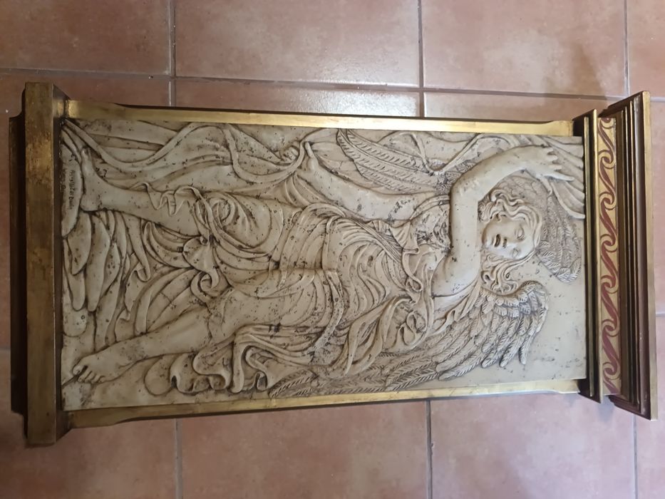 Quadros esculpidos e assinados