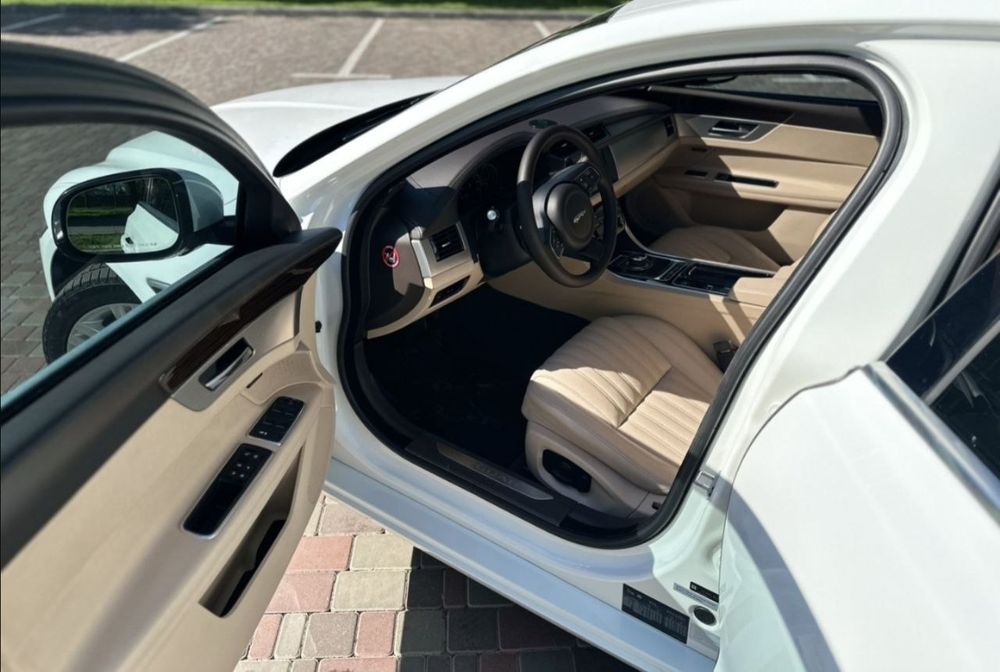 Продам автомобіль Ягуар XF
