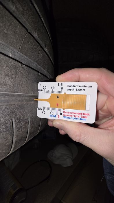 Шини Kumho Ecsta R18 235 45, кінець 2020 року, 3-4мм