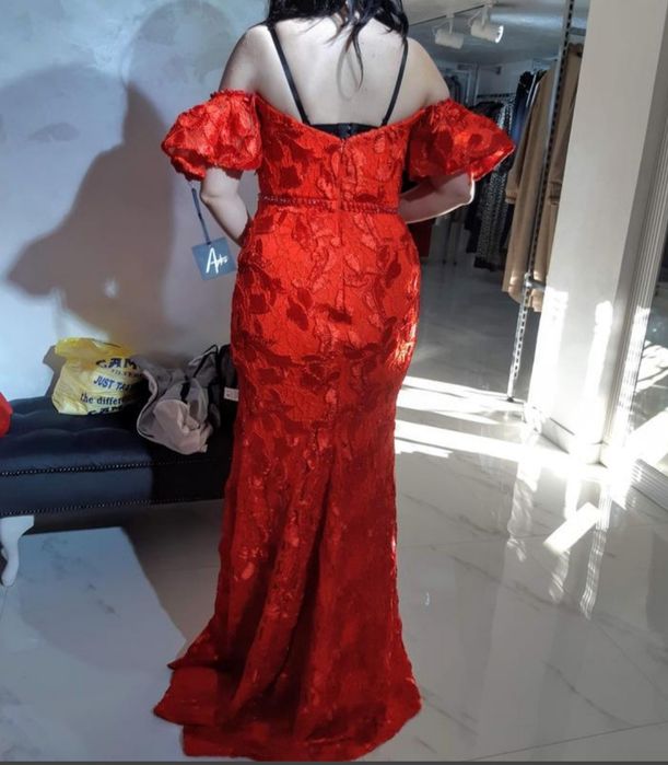 Яскрава червона сукня