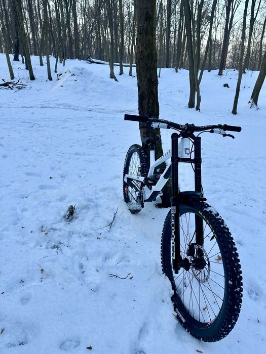 Custom Commencal Furious Pure white Rock Shox, Chromag